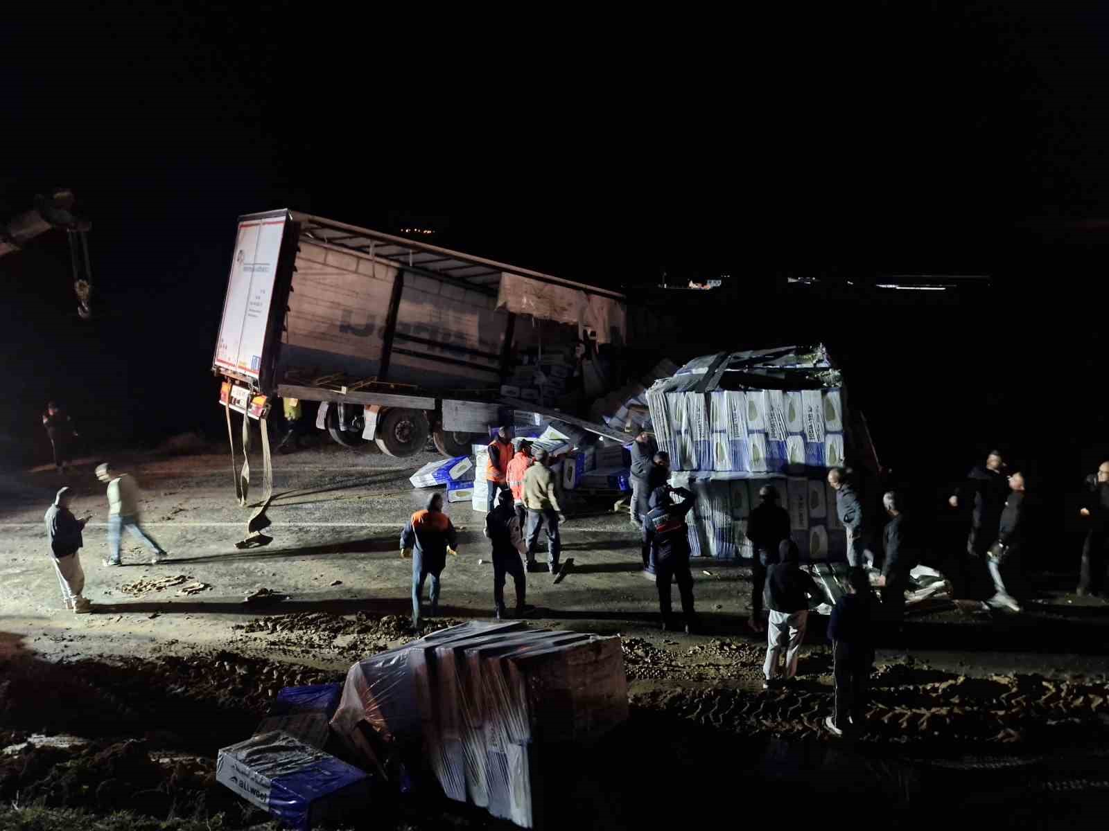 Kayan tır devrildi, Ankara-Tokat karayolu saatlerce ulaşıma kapandı
