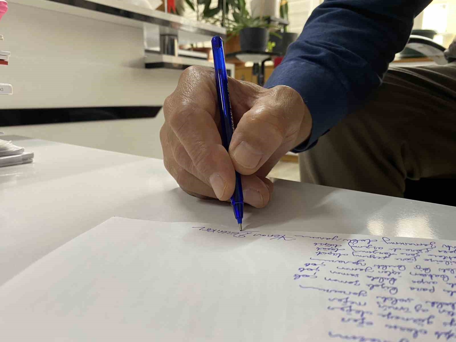 Kaybettiği telefonu için şiir yazdı
