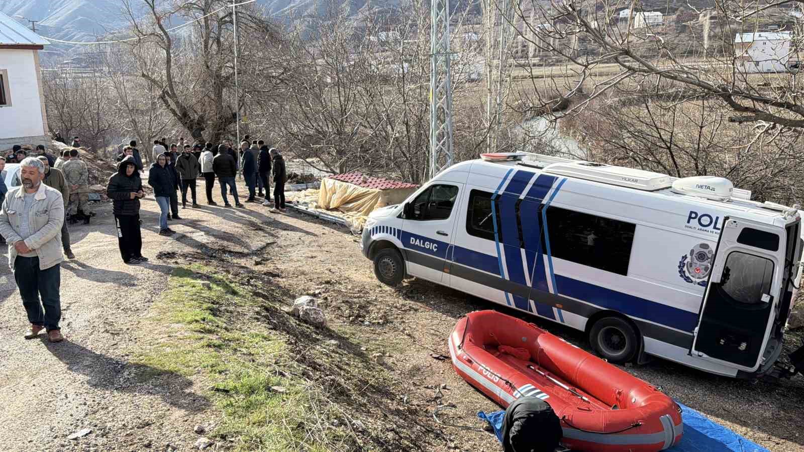 Kaybolan otizmli çocuk hem suda hem de karada aranıyor
