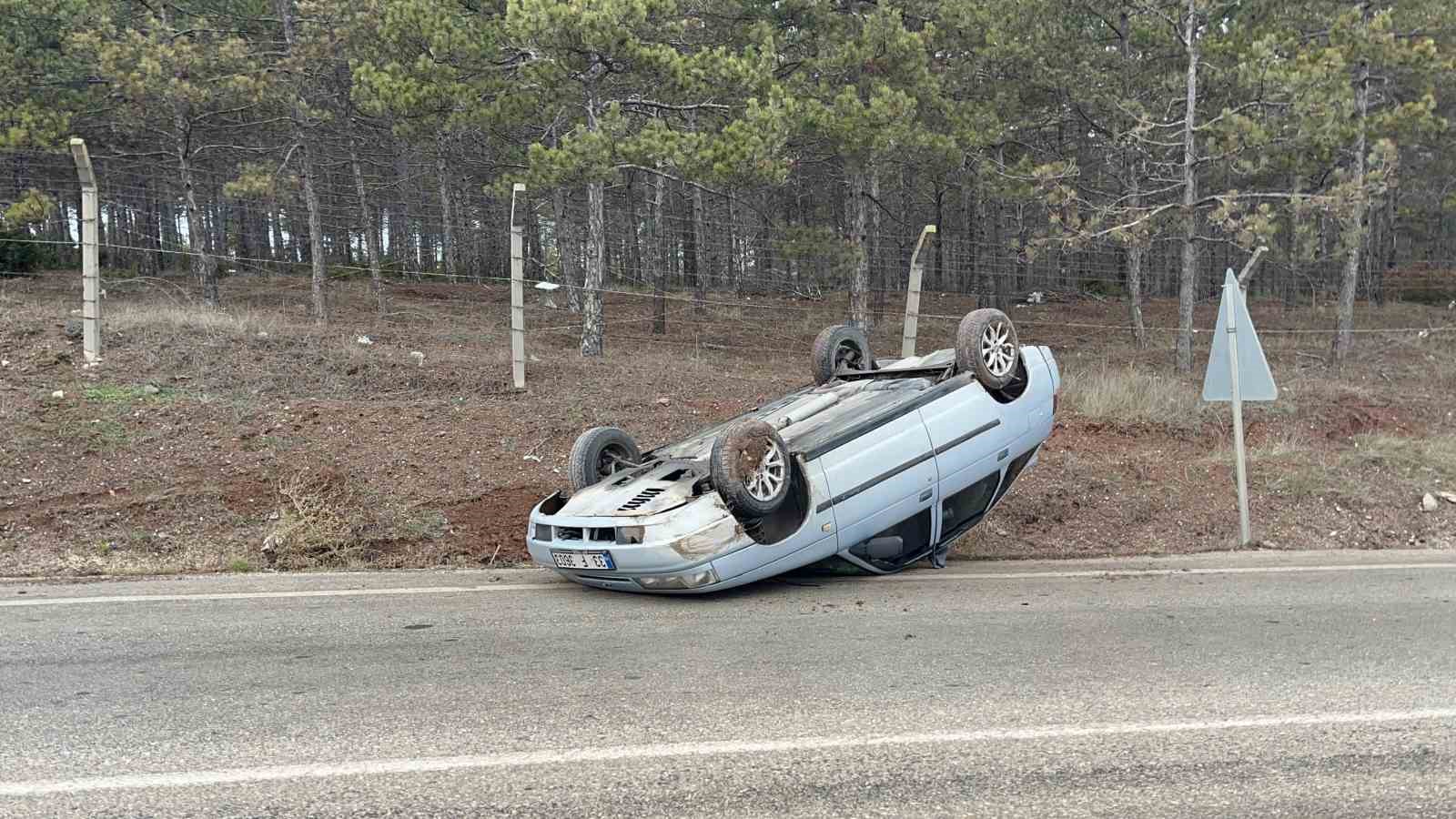 Kaygan yolda takla atan araçtaki 2 kişi yaralandı
