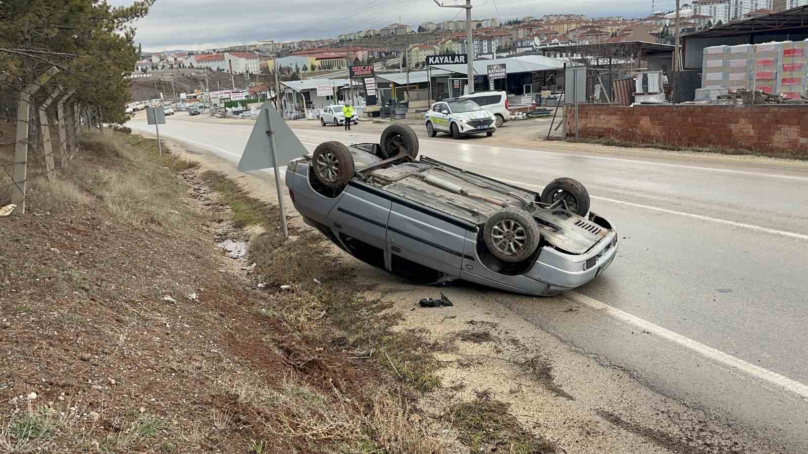 Kaygan yolda takla atan araçtaki 2 kişi yaralandı
