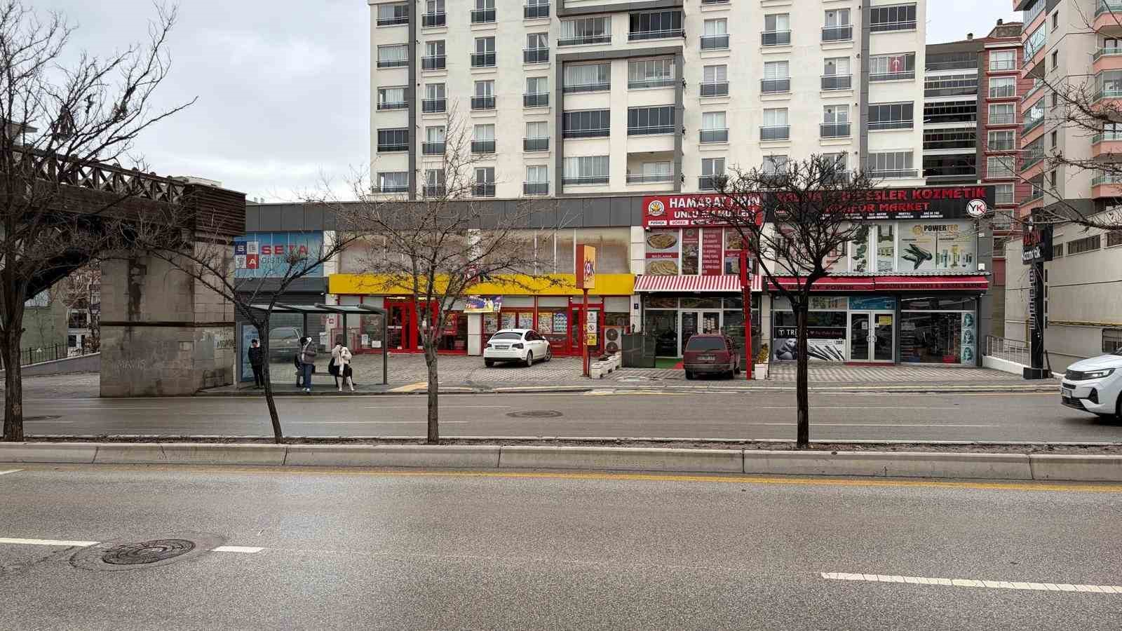 Kayganlaşan yolda kontrolden çıkan motosiklet ağaca çarptı: Kurye hayatını kaybetti
