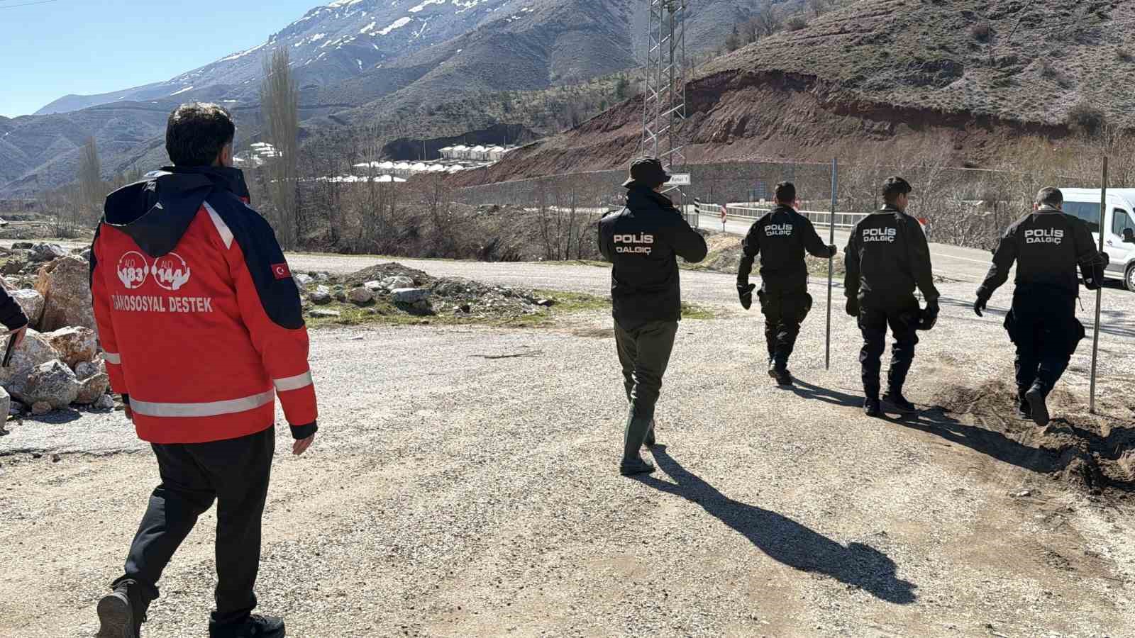 Kayıp Fırat Can, 180 kişilik ekiple her yerde aranıyor
Kayıp Fırat Can, 180 kişilik ekiple her yerde aranıyor