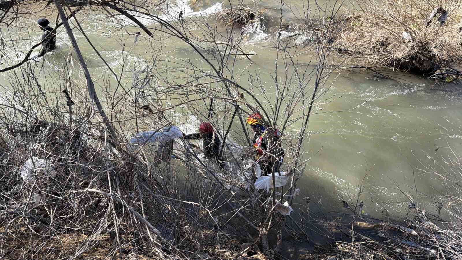 Kayıp Fırat Can, 180 kişilik ekiple her yerde aranıyor
Kayıp Fırat Can, 180 kişilik ekiple her yerde aranıyor