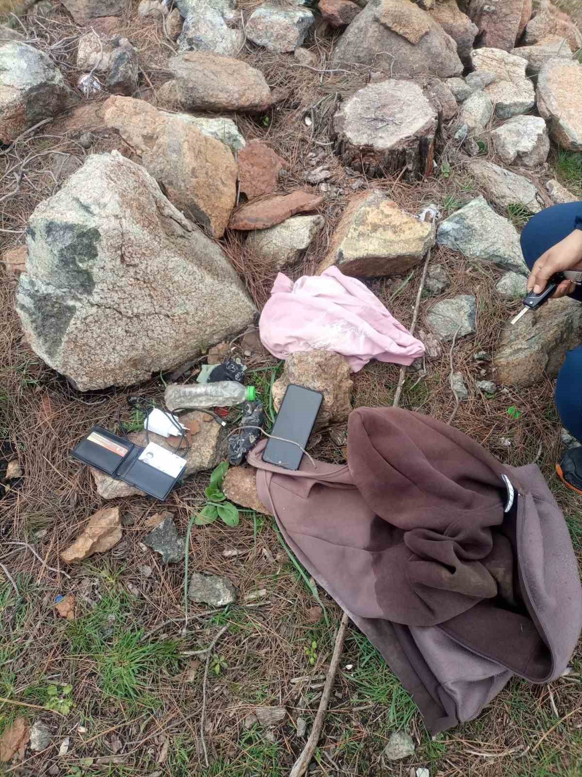 Kayıp genç 24 gündür aranıyor; en son taş üzerinde elbiseleri ve eşyaları bulunmuştu
