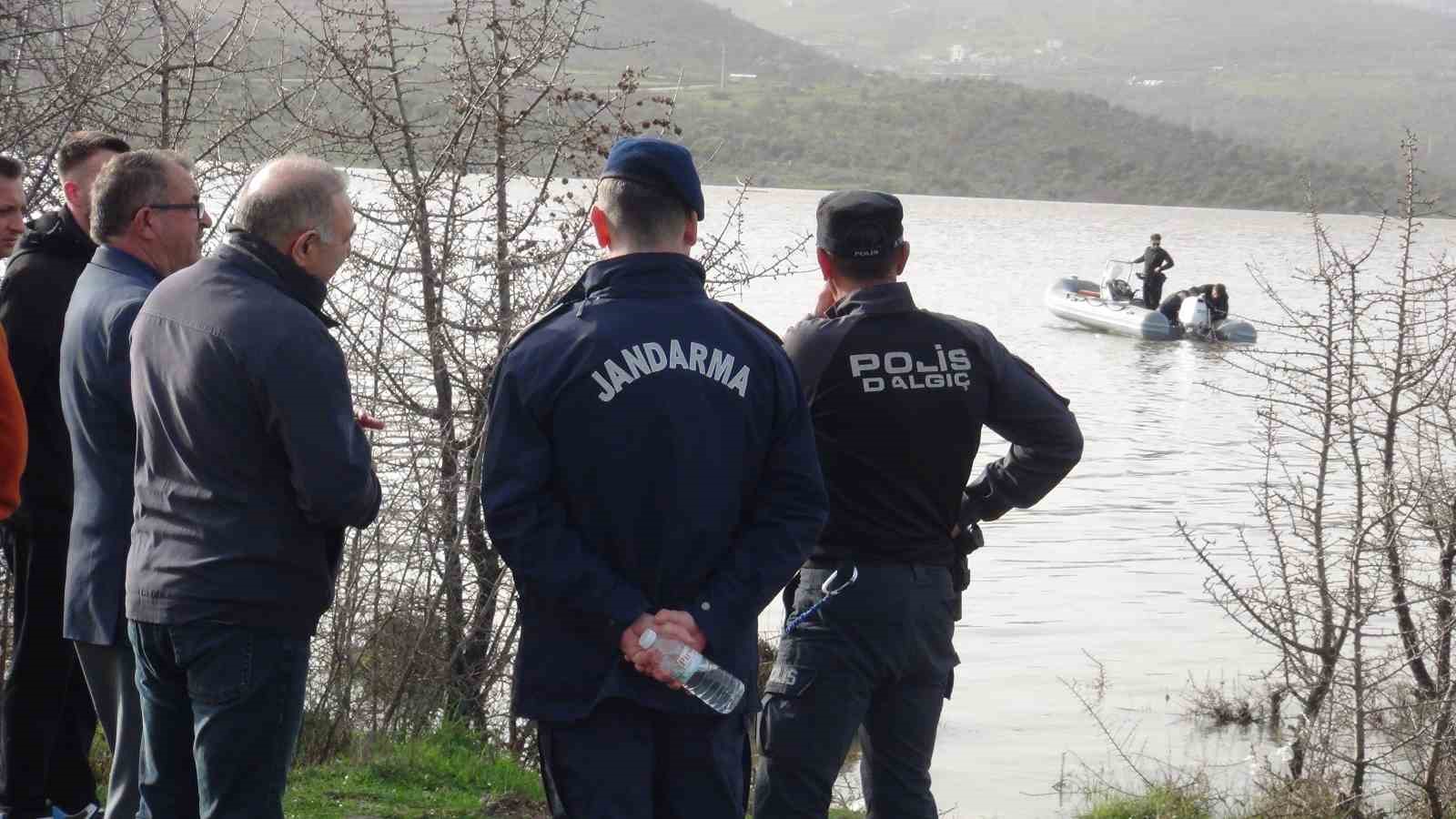 Kayıp genç gölette aranıyor
