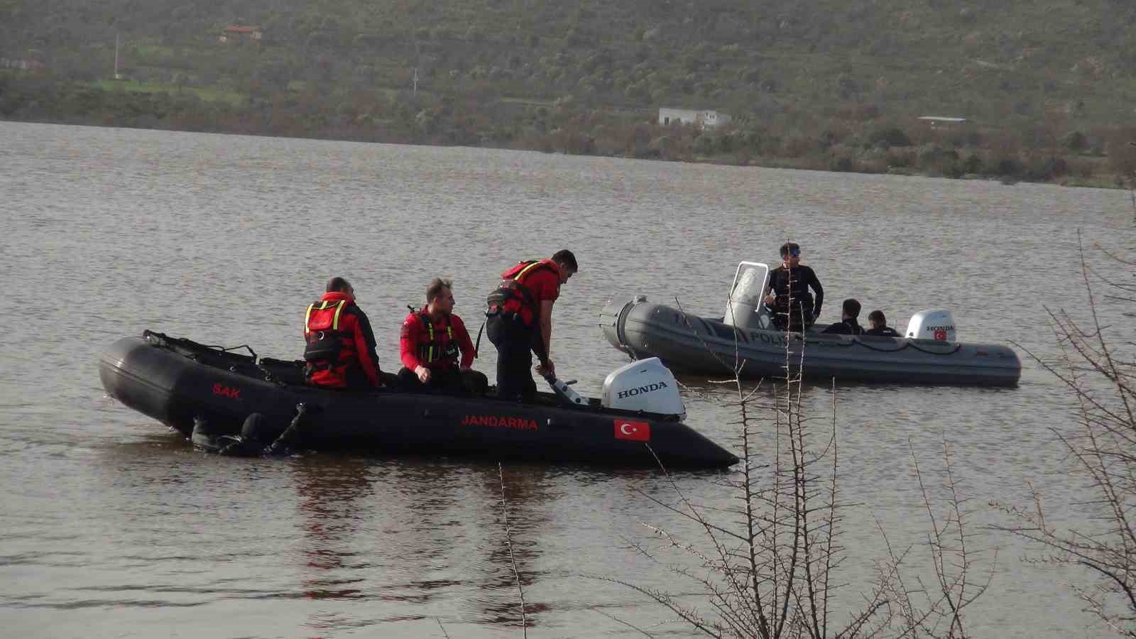 Kayıp genç gölette aranıyor
