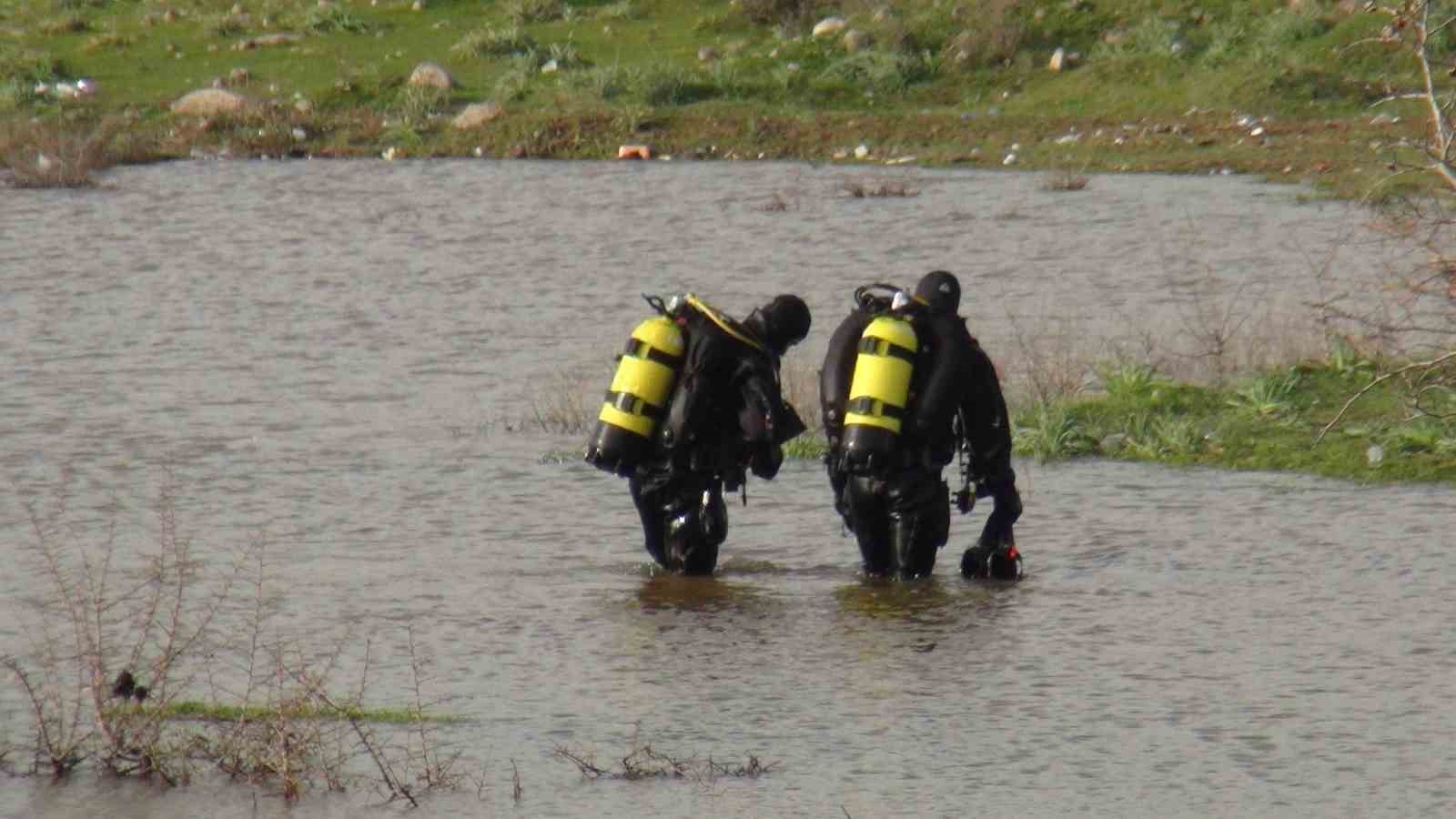 Kayıp genç gölette aranıyor
