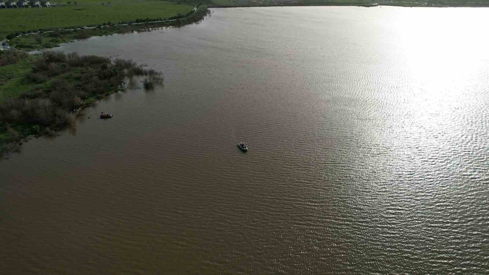 Kayıp genç gölette aranıyor
