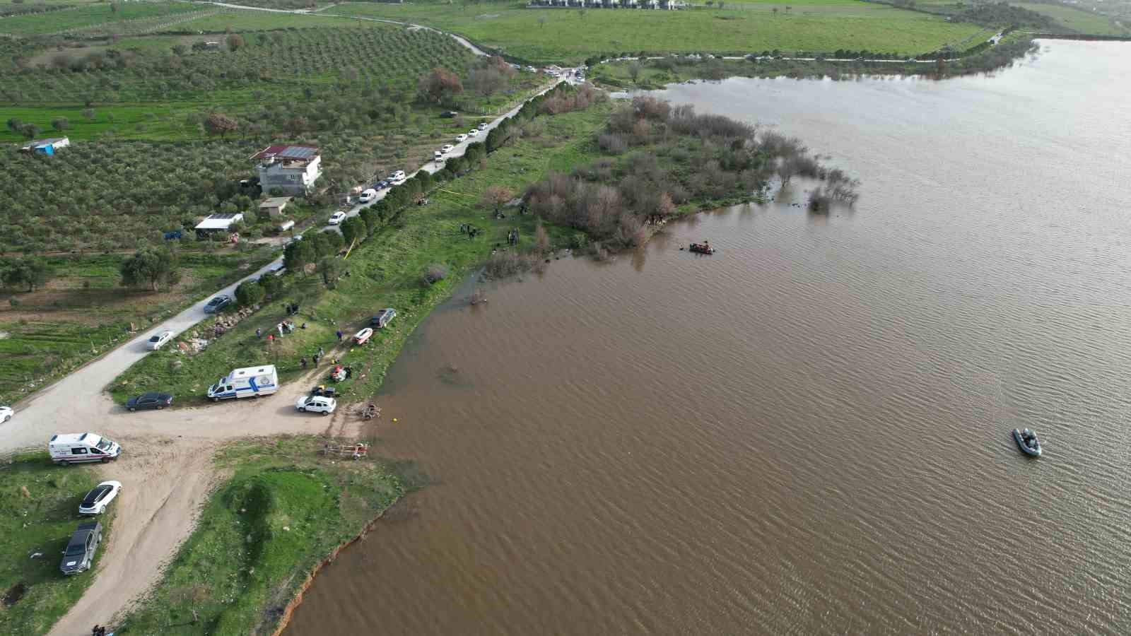 Kayıp genç gölette aranıyor
