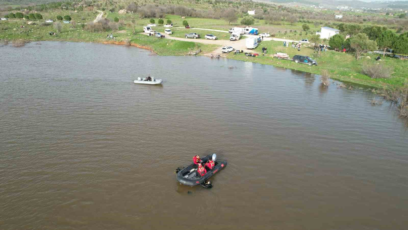 Kayıp genç gölette aranıyor
