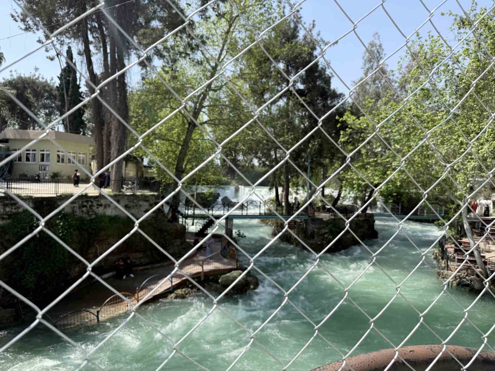 Kayıp gencin aranmasında 11. gün: Şelale korkuluklarına tel örgü çekildi
Kayıp gencin aranmasında 11. gün: Şelale korkuluklarına tel örgü çekildi