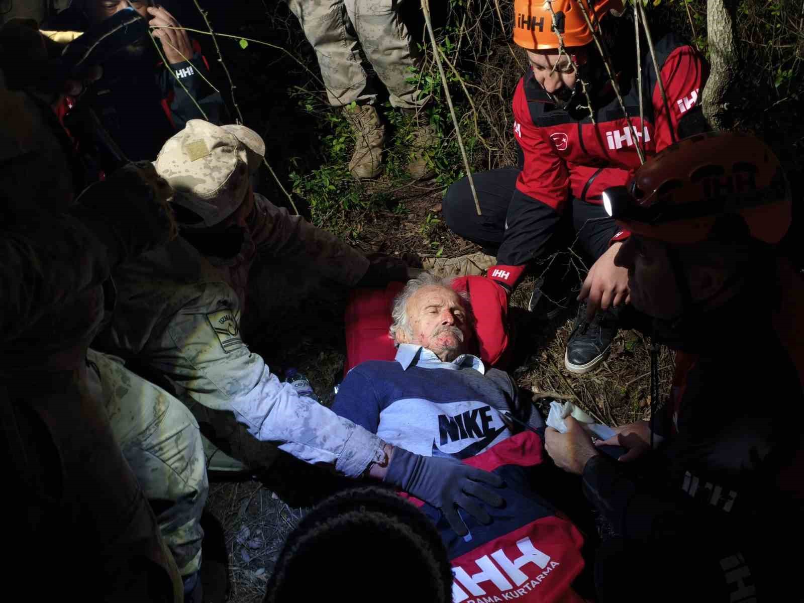Kayıp olarak aranan yaşlı adam, 12 saat sonra bitkin halde ormanda yatarken bulundu
