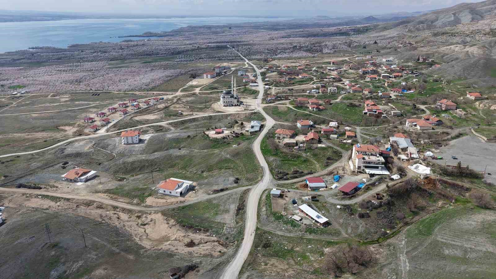 Kayısı bahçeleri beyaza büründü, ortaya eşsiz manzaralar çıktı
