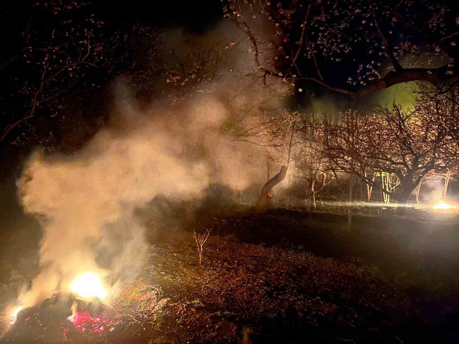 Kayısı bahçelerini ateş ve dumanla donmaya karşı koruyorlar
