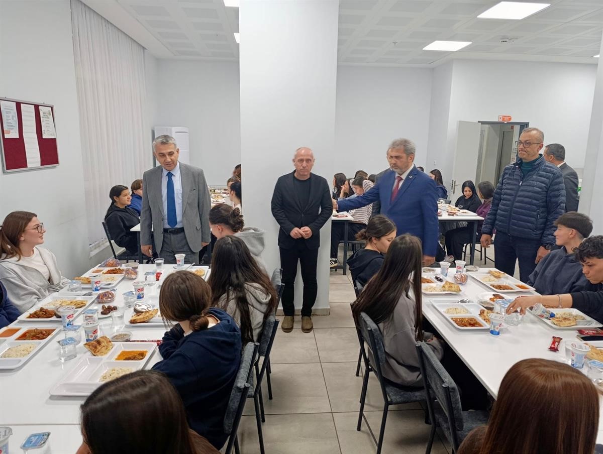 Kaymakam Abay, Ramazan’ın ilk iftarında öğrencilerle buluştu
