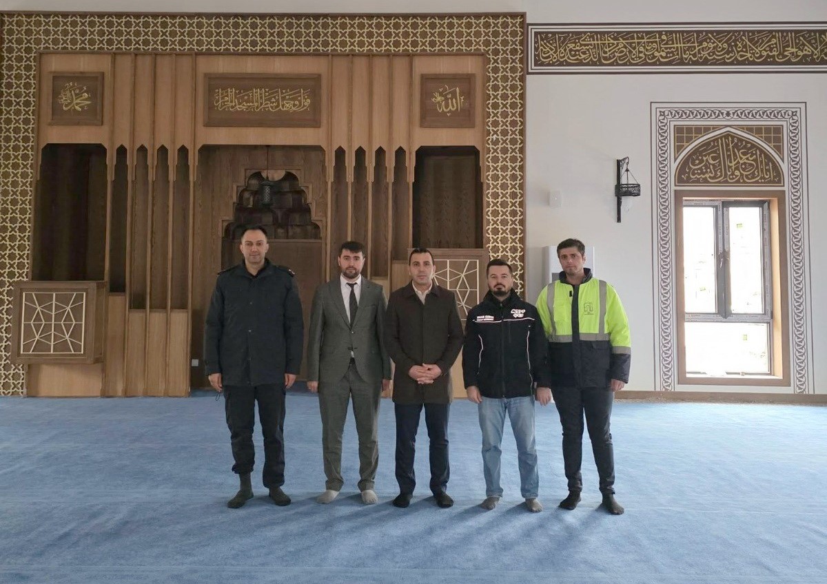 Kaymakam Algın, deprem konutları camisini inceledi
