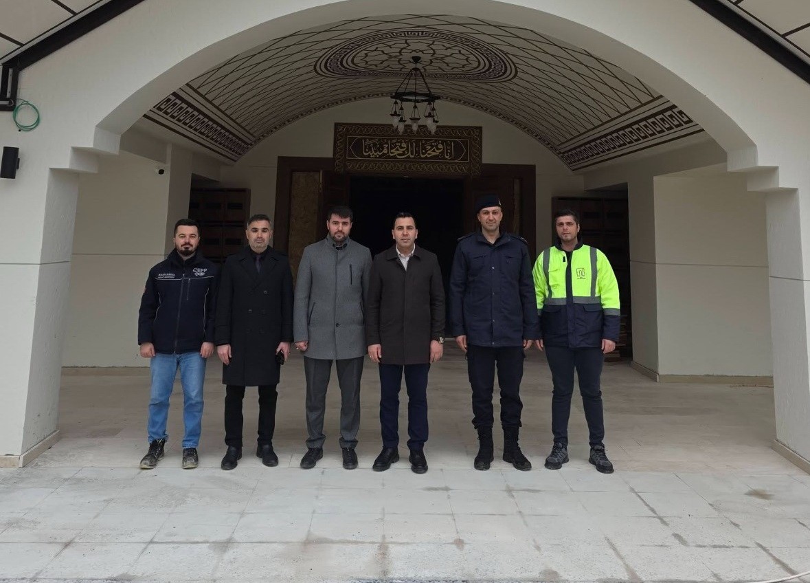 Kaymakam Algın, deprem konutları camisini inceledi
