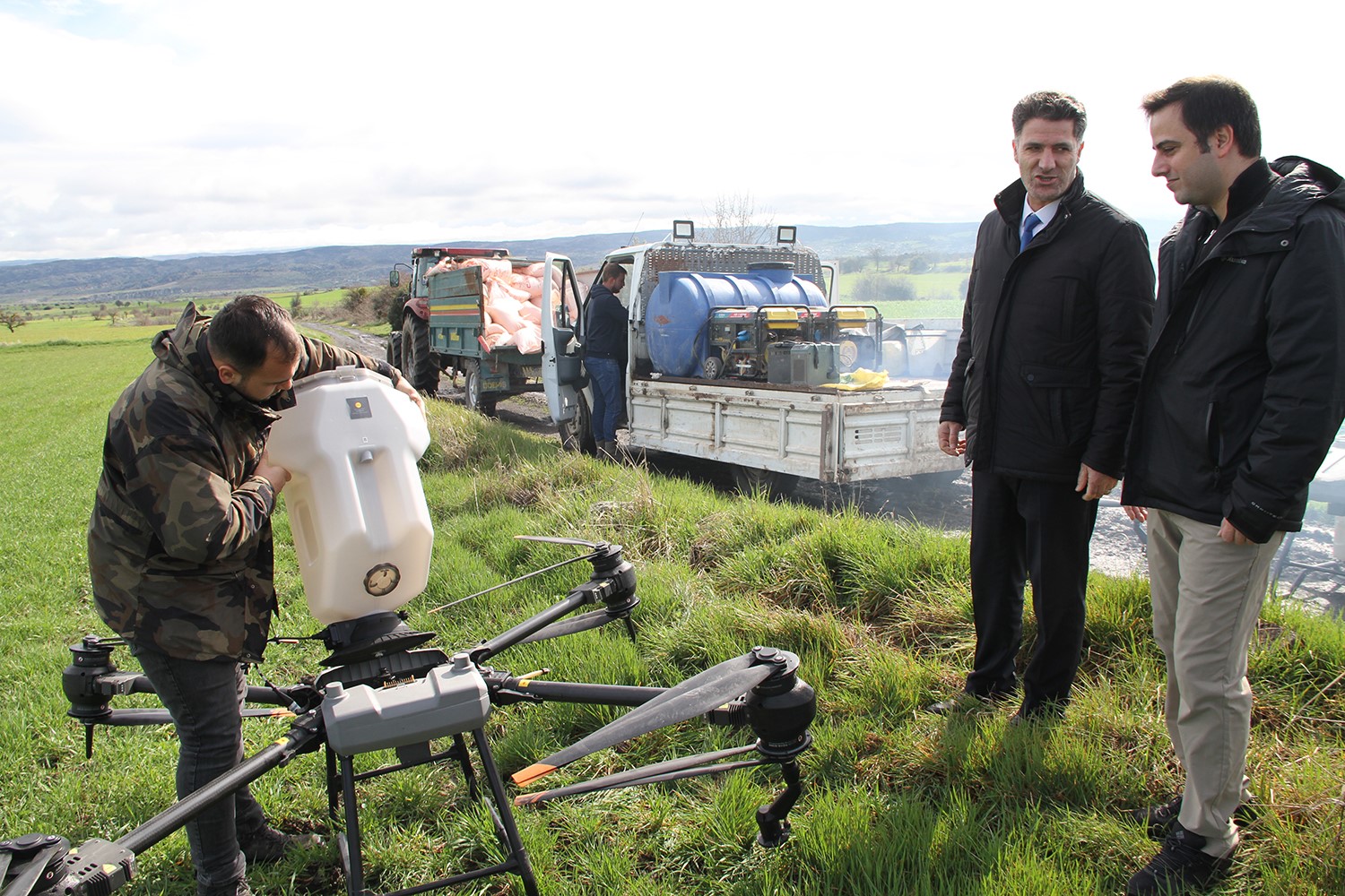 Kaymakam Altuntaş drone ile gübreleme çalışmalarını inceledi
