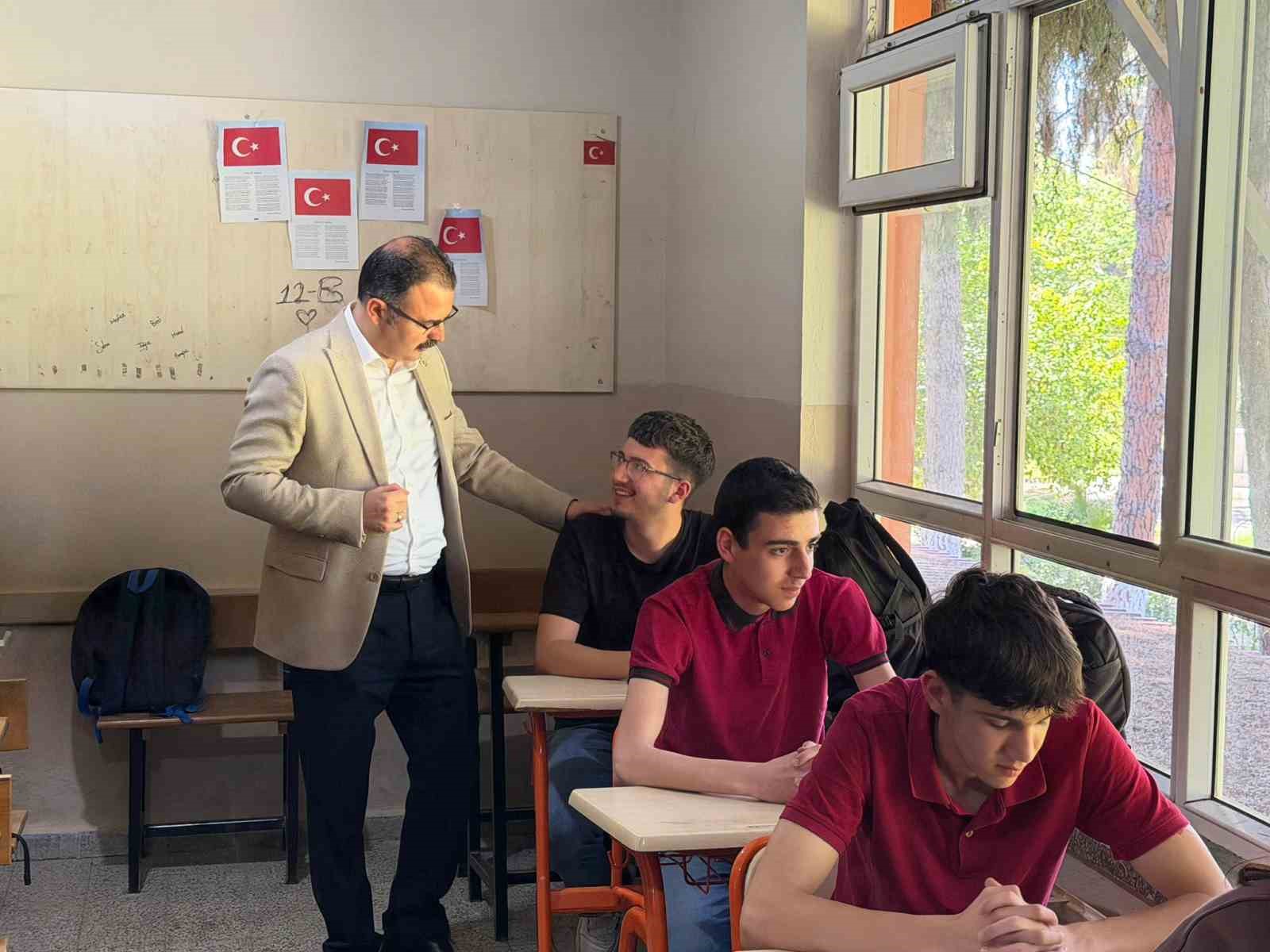 Kaymakam Ateş liseli öğrencilerle bir araya geldi
