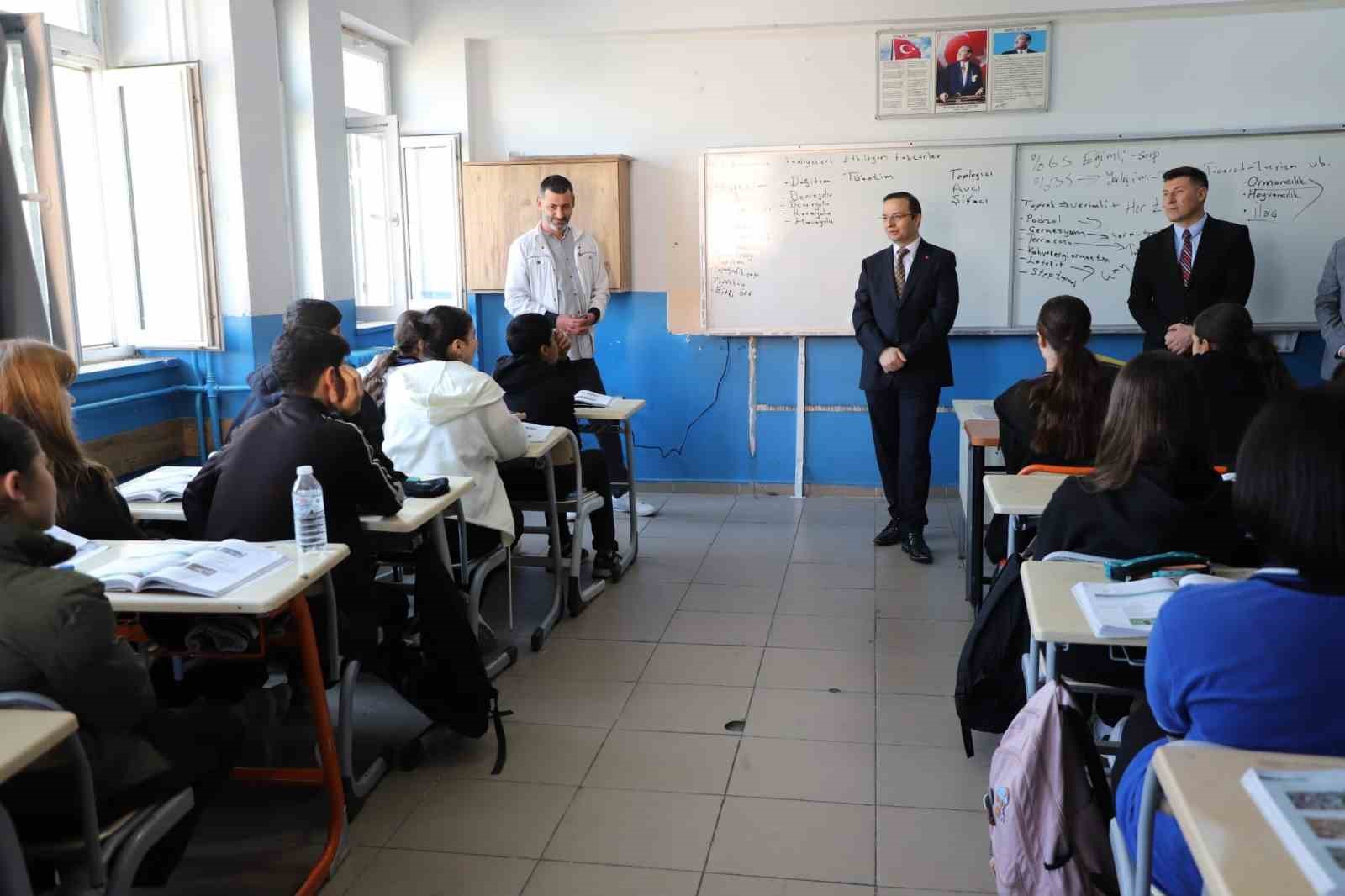 Kaymakam Baycar, öğrencilerle geleceği konuştu
