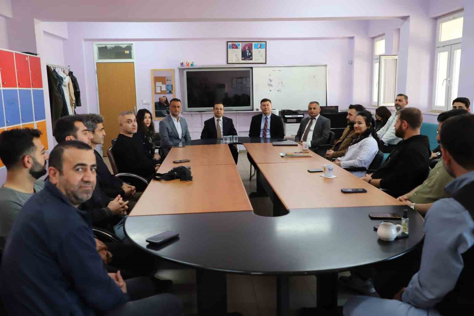 Kaymakam Baycar, öğrencilerle geleceği konuştu
