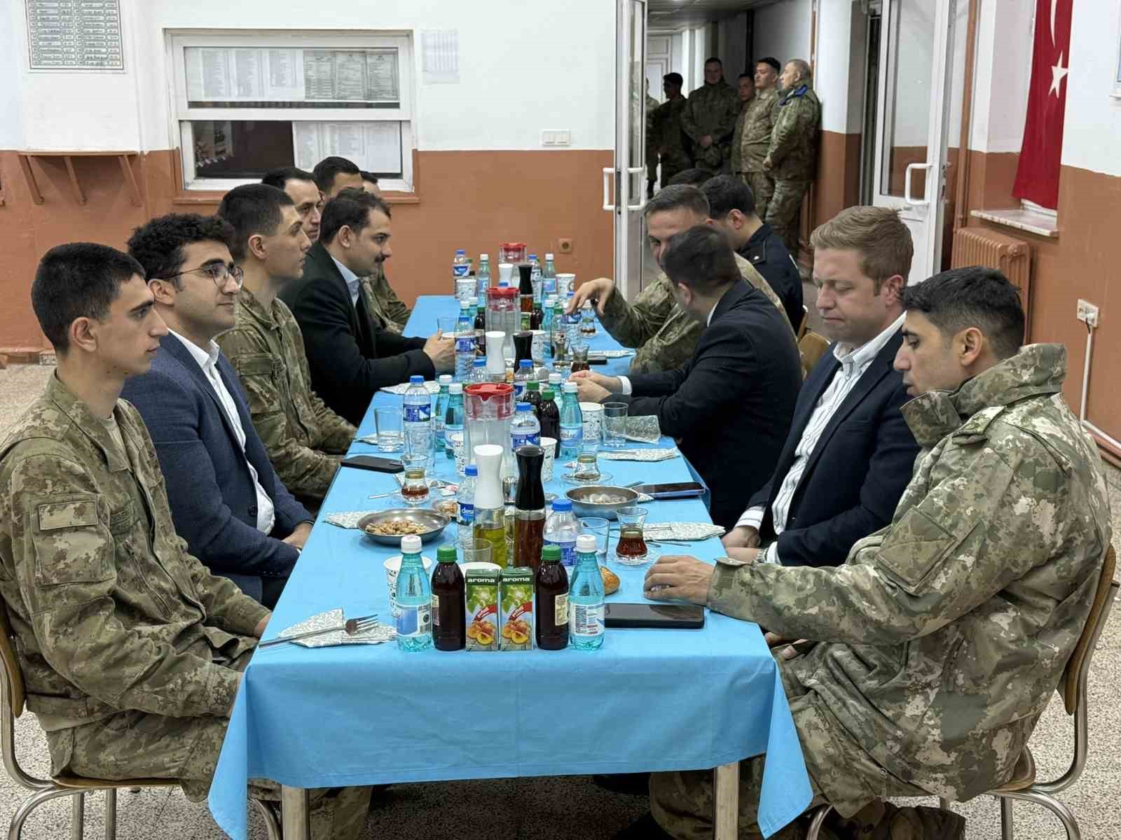 Kaymakam Bulut, askerle iftarda bir araya geldi
