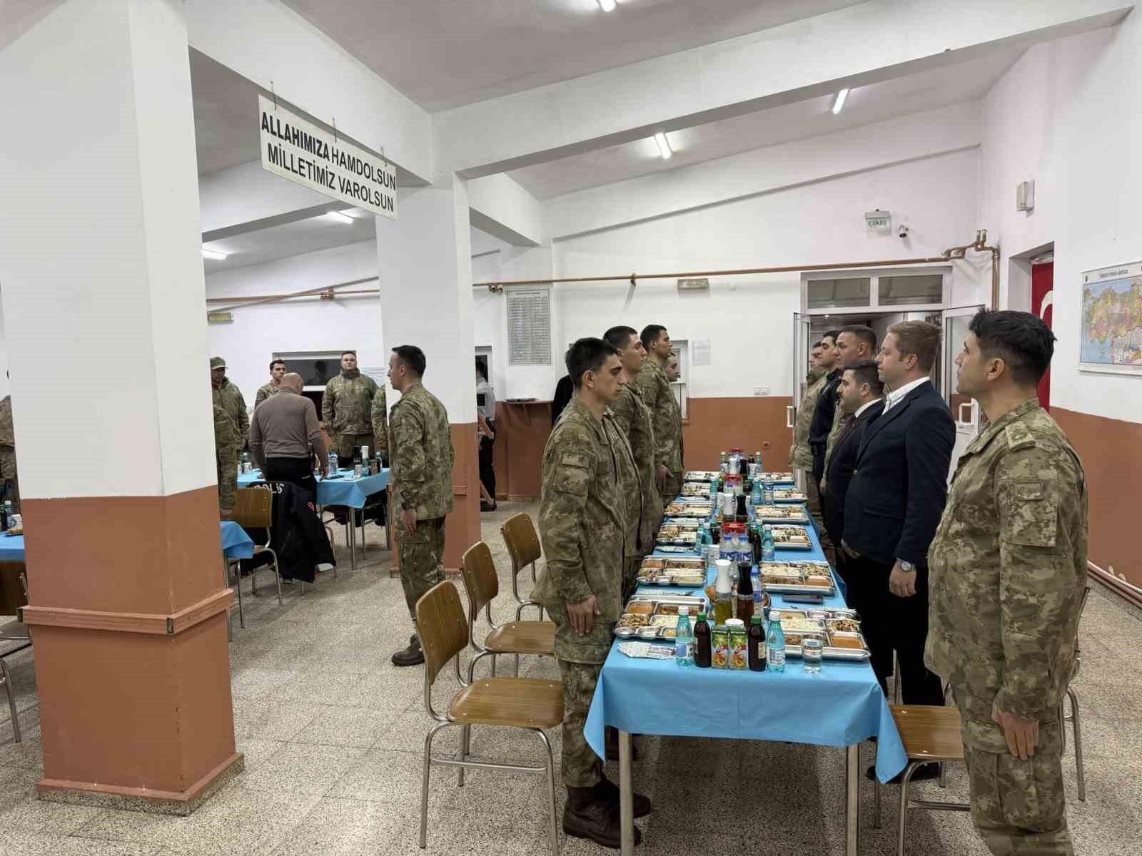 Kaymakam Bulut, askerle iftarda bir araya geldi
