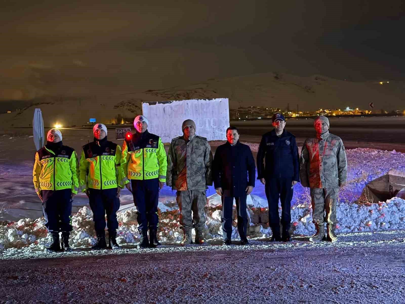 Kaymakam Bulut yeni yıla görev başındakilerle girdi
