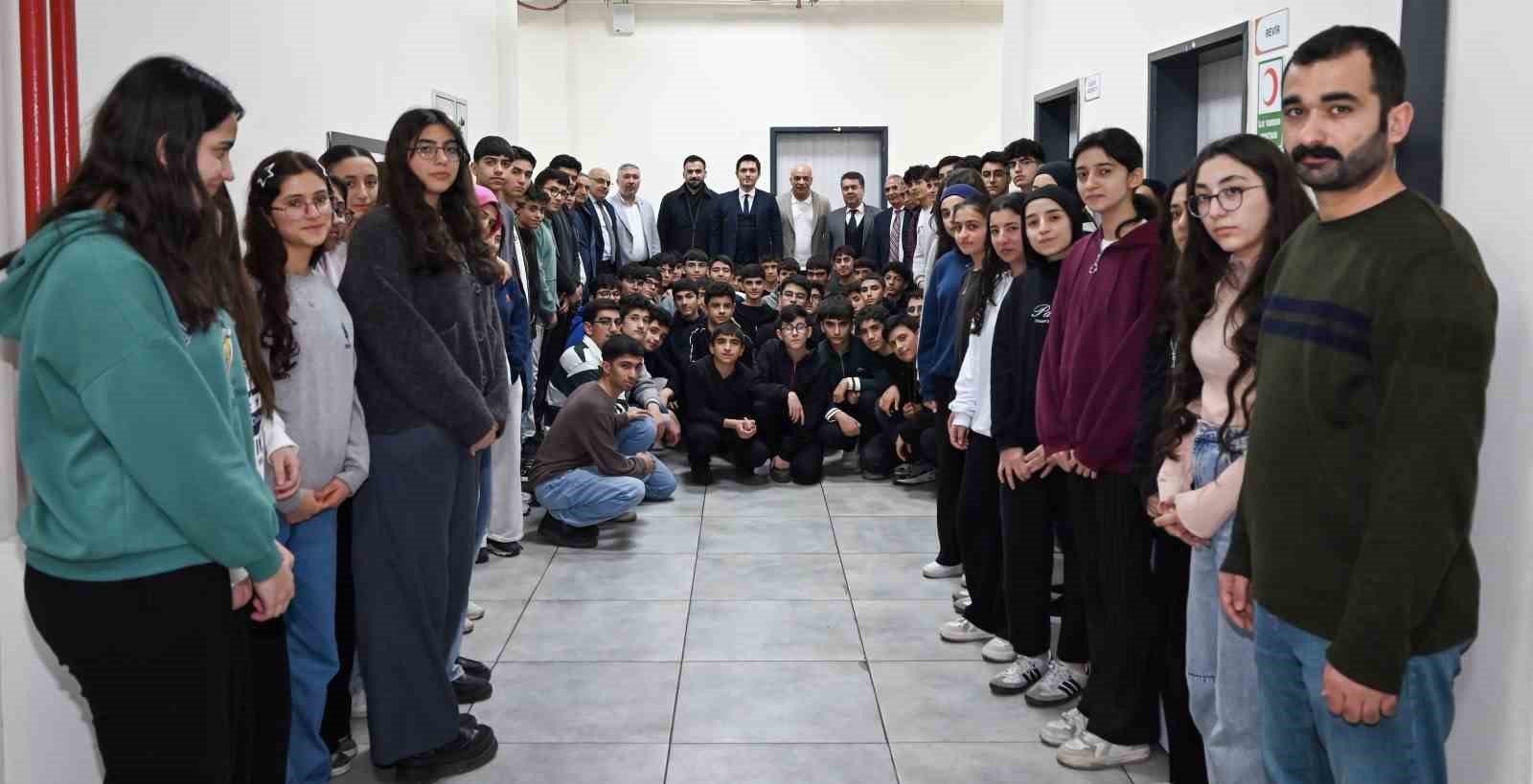 Kaymakam Çakır, fen lisesi öğrencileriyle iftarda buluştu
Kaymakam Çakır, fen lisesi öğrencileriyle iftarda buluştu