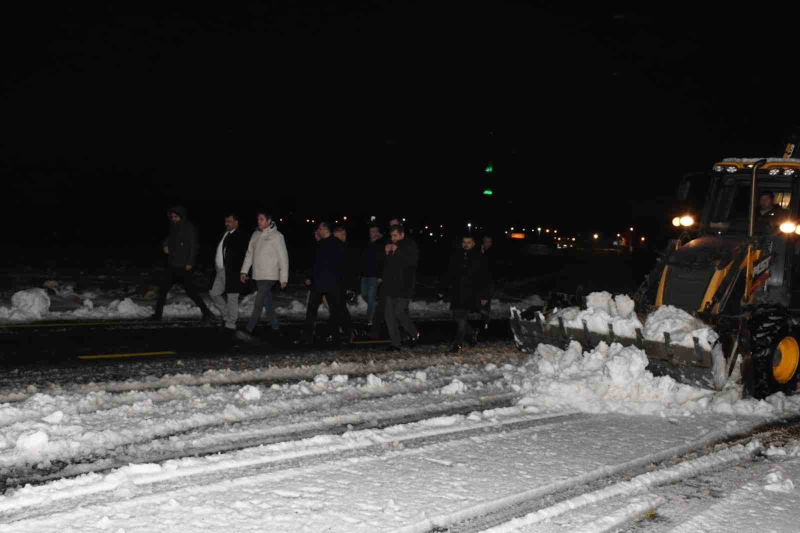 Kaymakam Çakır, karla mücadele çalışmalarını yerinde inceledi
