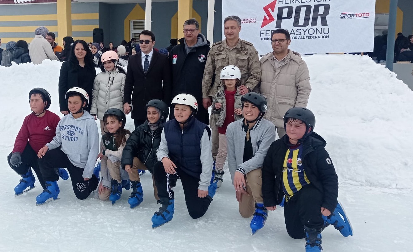 Kaymakam çocukları kırmadı, onları buz pateni hayallerine kavuşturdu
