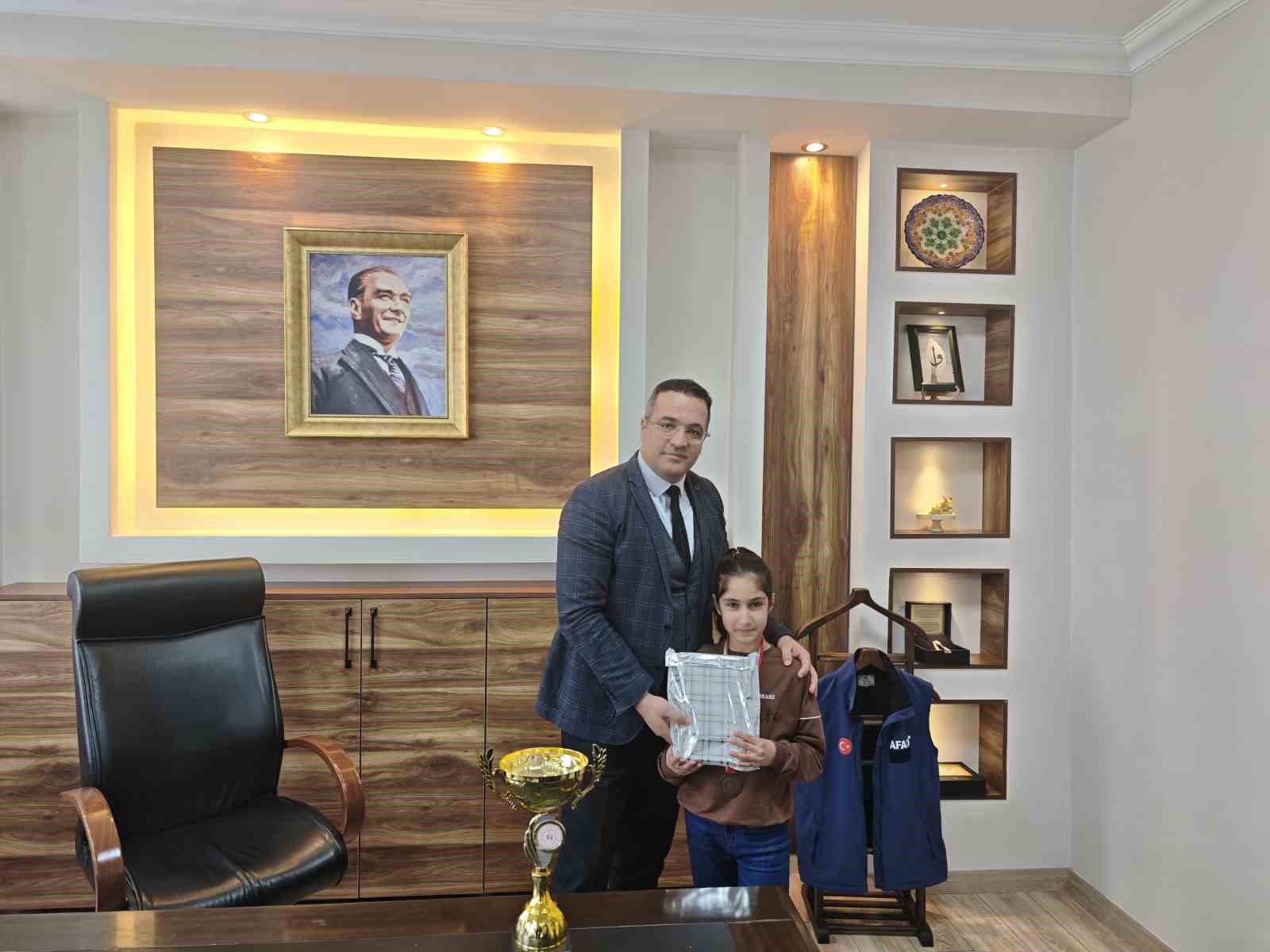 Kaymakam Dalak başarılı sporcu öğrencileri kabul etti
