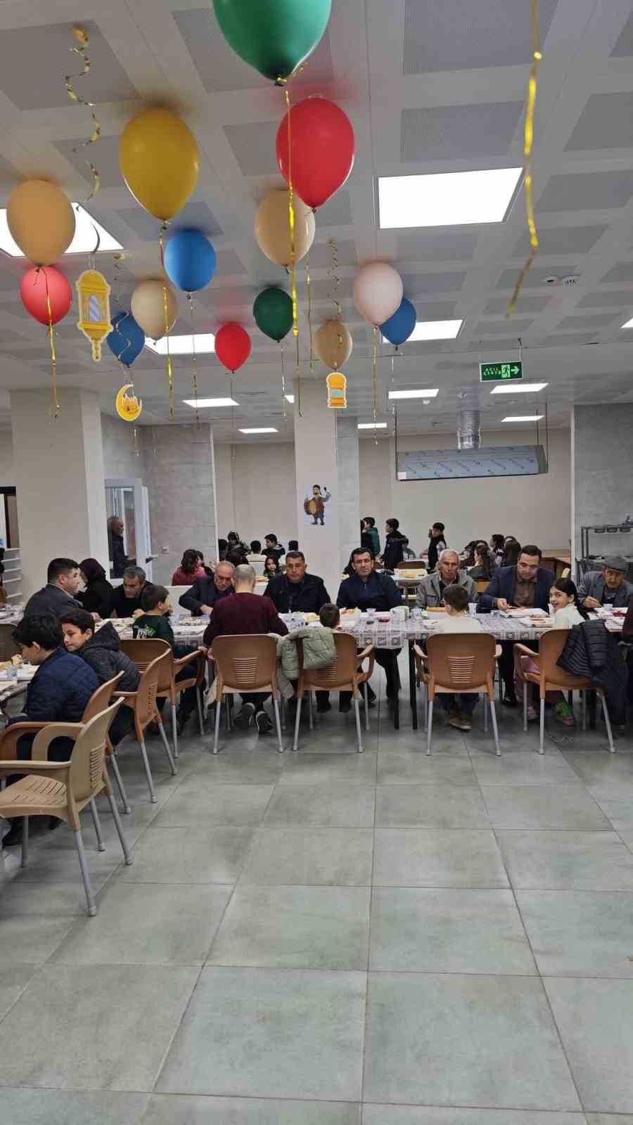 Kaymakam Dalak, miniklerle aynı sofrada oruç açtı
