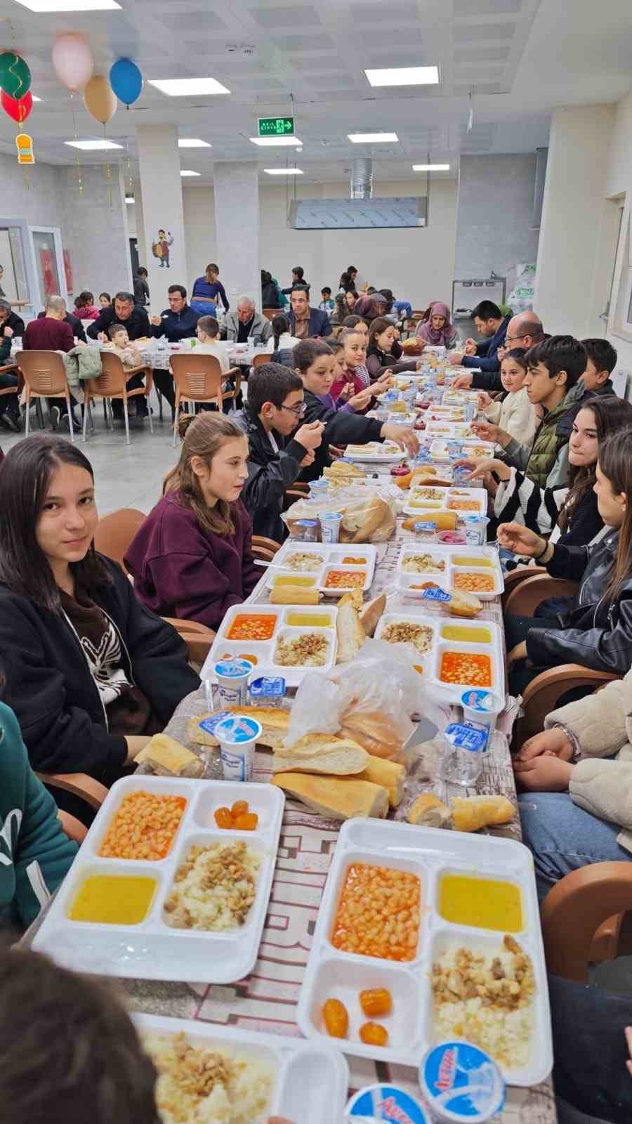 Kaymakam Dalak, miniklerle aynı sofrada oruç açtı
