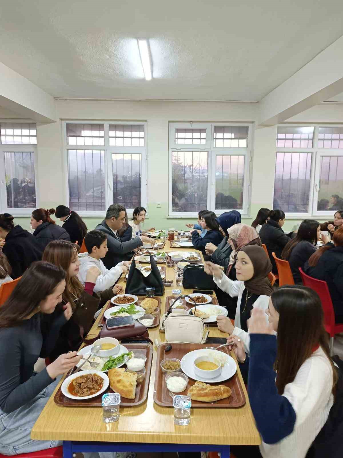 Kaymakam Dalak öğrencilerle aynı sofrada iftar açtı

