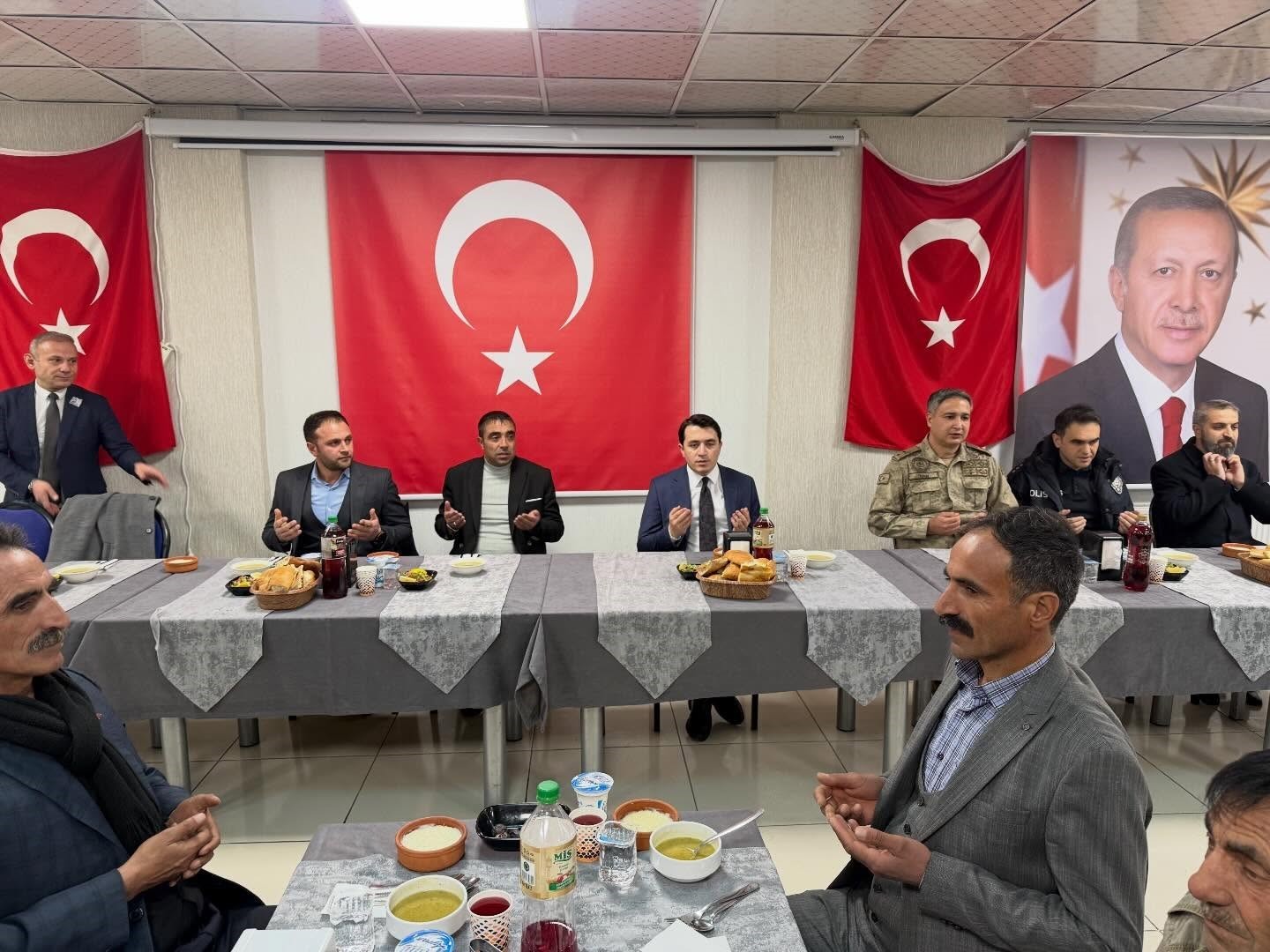 Kaymakam Demirkol, muhtarlar ile iftar programında bir araya geldi
