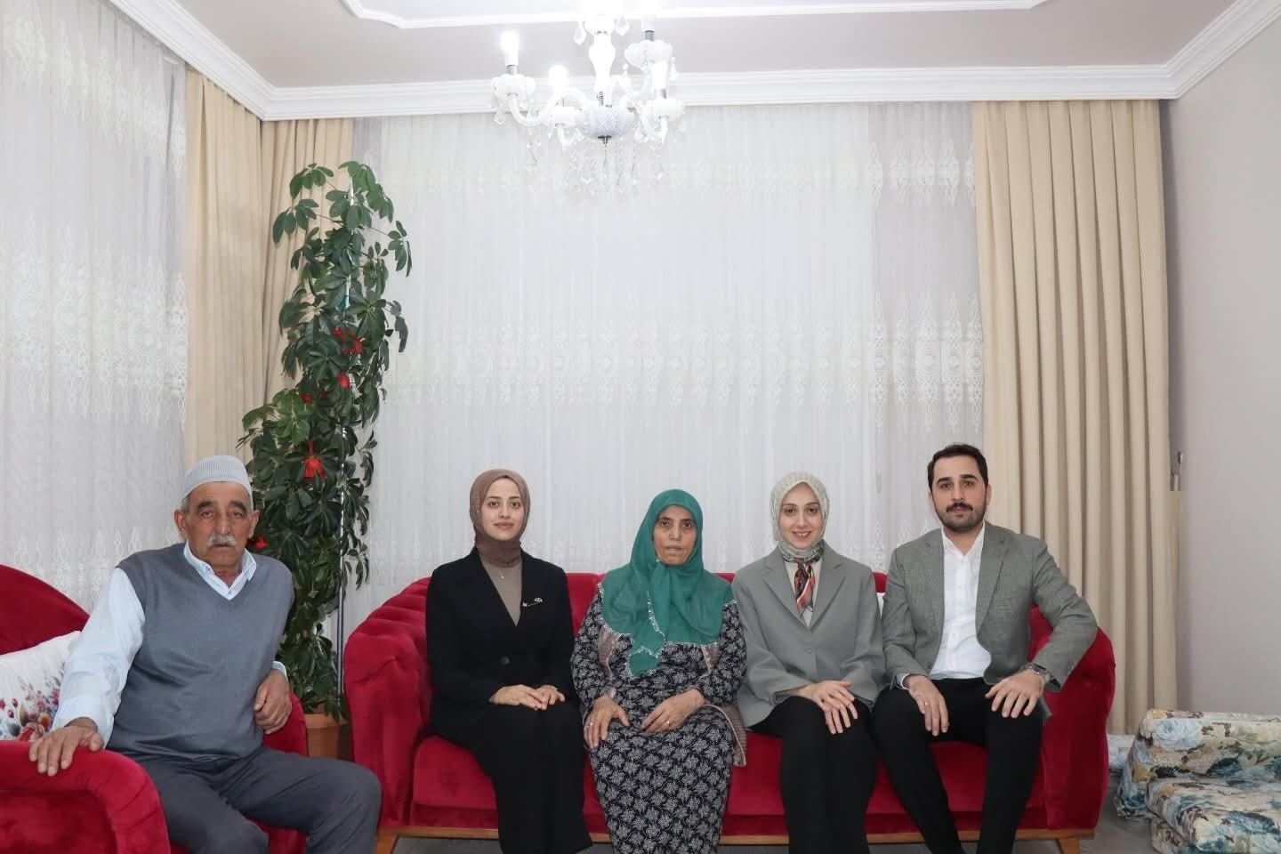 Kaymakam Duman, Tercan’da şehit ailesinin iftar sofrasına konuk oldu
