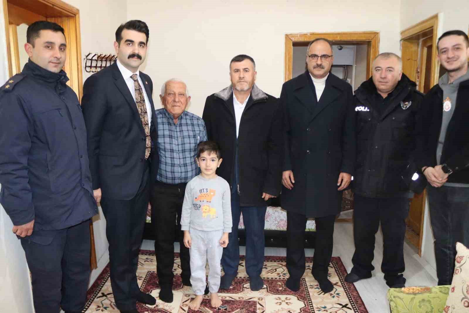 Kaymakam Eser, Tomarzalı şehit babasını ve Kıbrıs gazisini ziyaret etti
