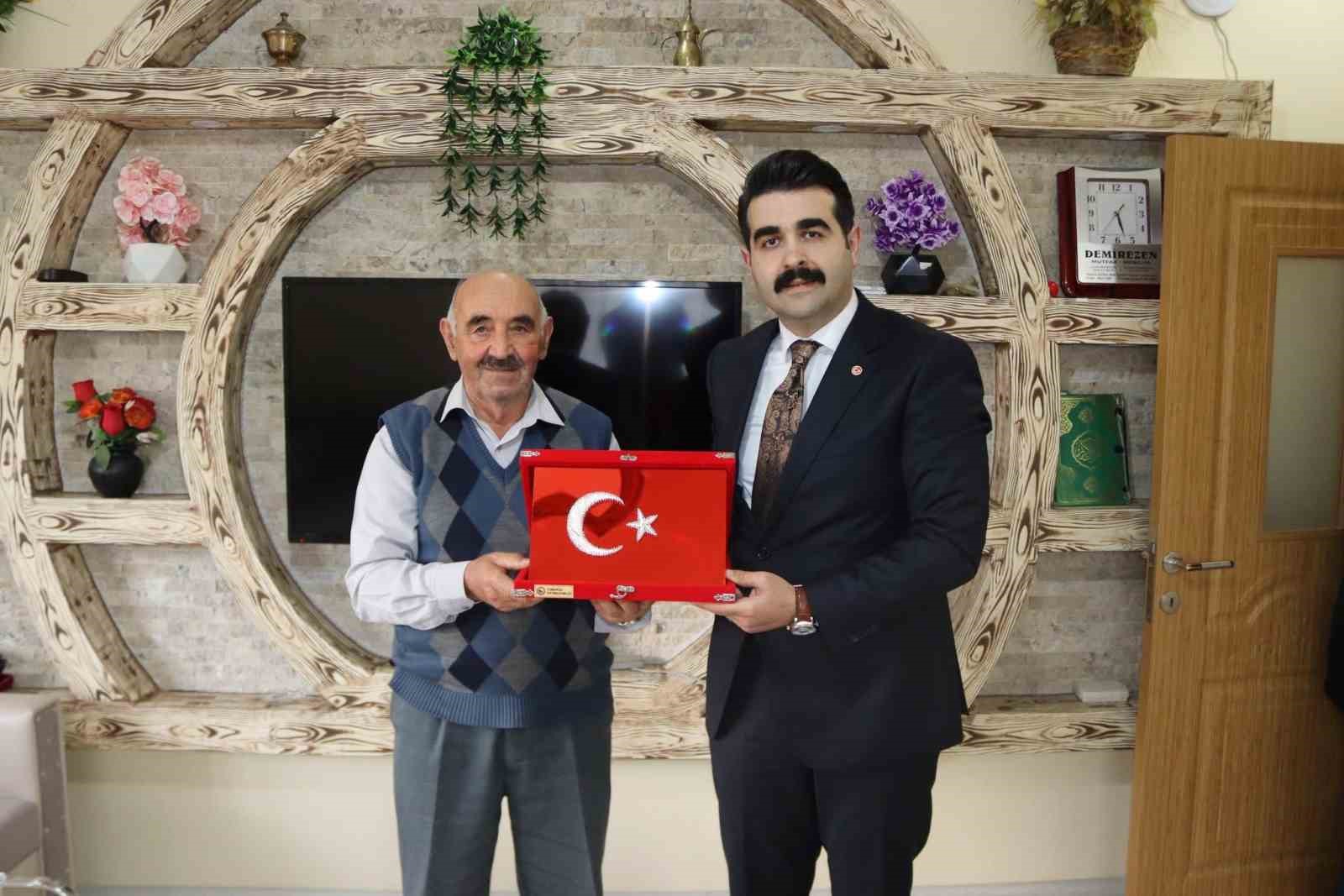 Kaymakam Eser, Tomarzalı şehit babasını ve Kıbrıs gazisini ziyaret etti
