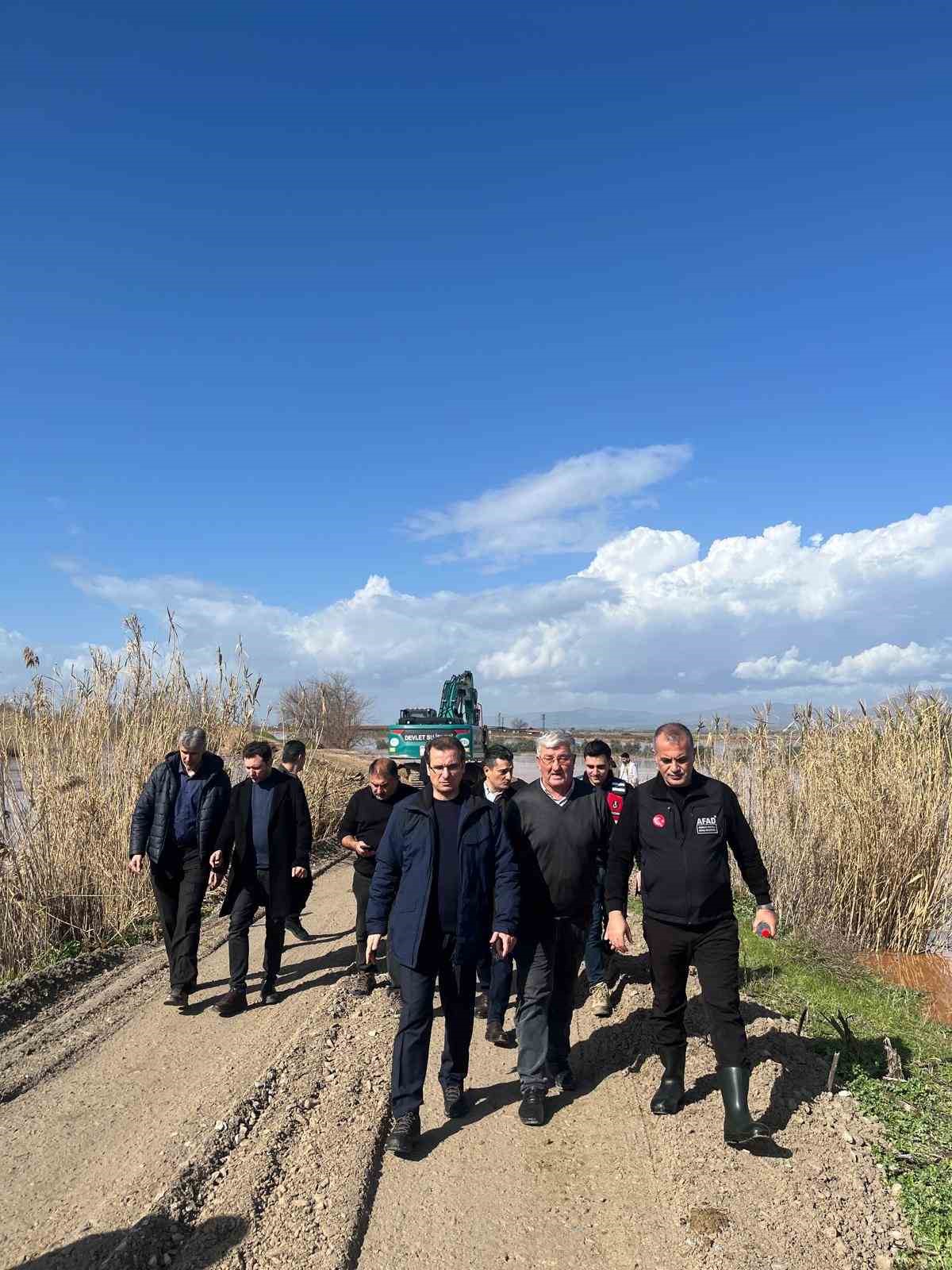 Kaymakam Güldoğan, Salihli’de yağıştan zarar gören bölgeleri inceledi
