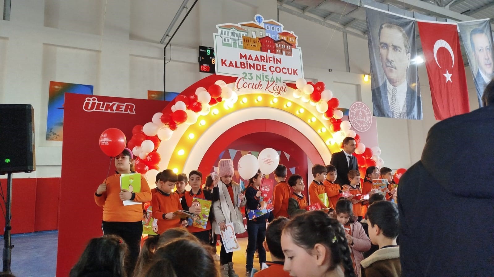 Kaymakam Kızılgüneş, miniklerle doktor önlüğü giydi
