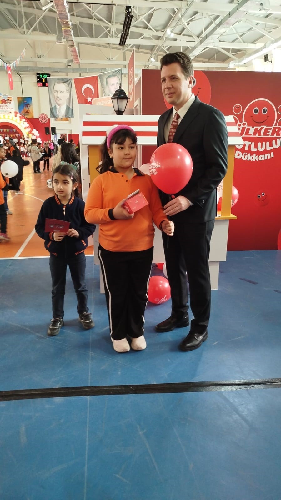 Kaymakam Kızılgüneş, miniklerle doktor önlüğü giydi
