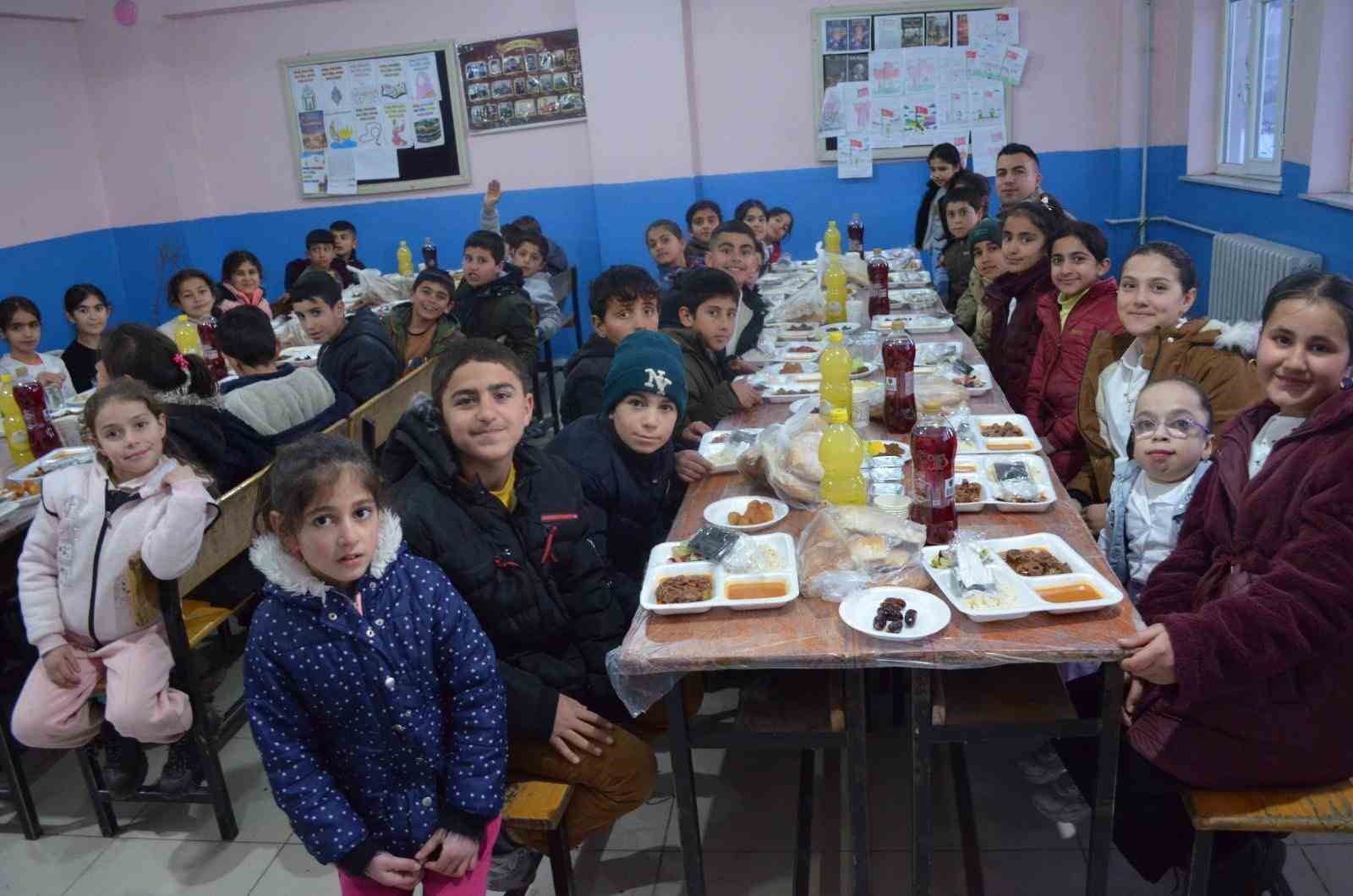Kaymakam Koşansu öğrencilerle iftar sofrasında buluştu
