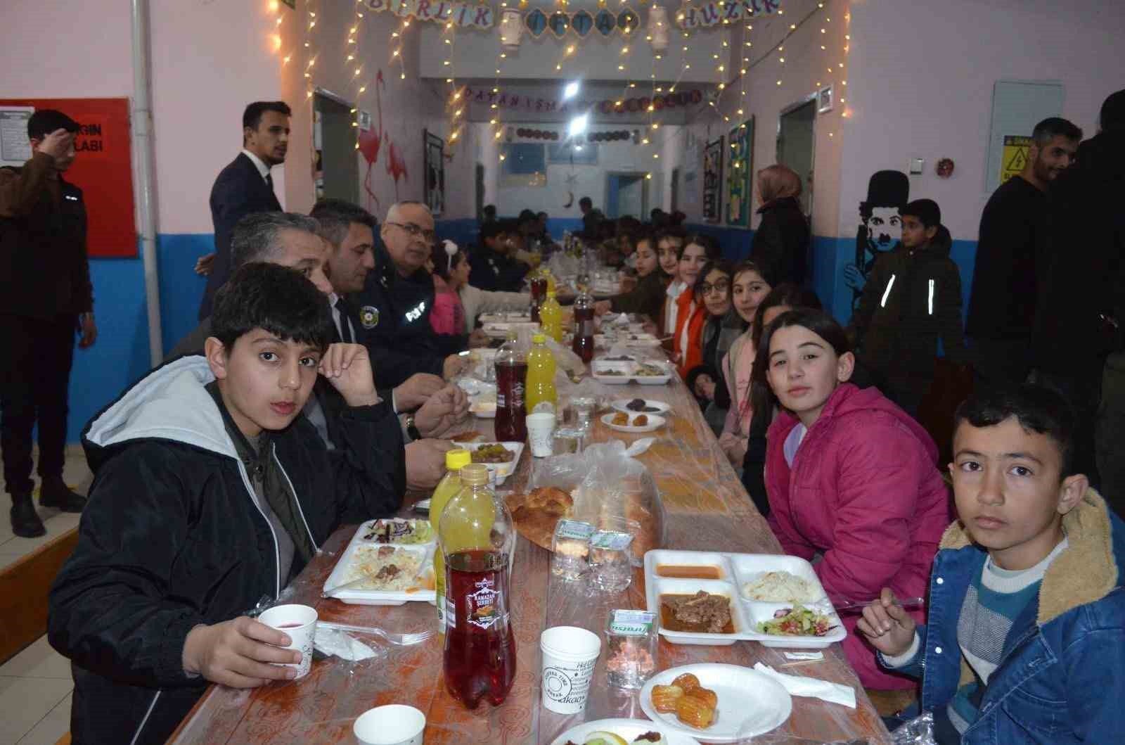 Kaymakam Koşansu öğrencilerle iftar sofrasında buluştu
