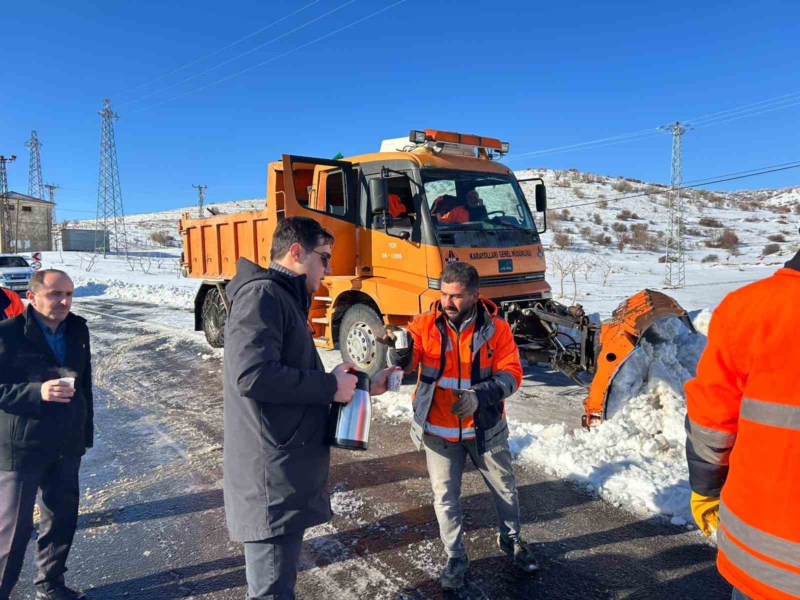 Kaymakam Öztaş, kar mesaisinde olan ekiplerle bir araya geldi
