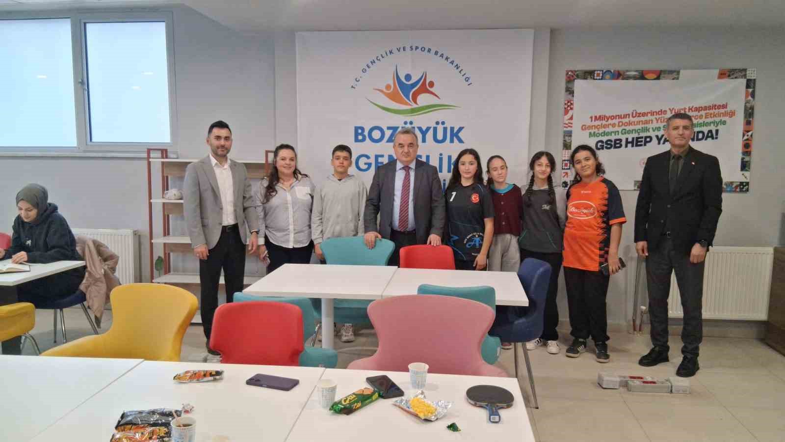 Kaymakam Öztürk Bozüyük Gençlik ve Spor Merkezi’nde öğrencilerle buluştu

