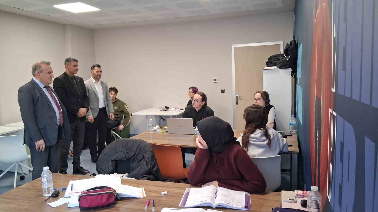 Kaymakam Öztürk Bozüyük Gençlik ve Spor Merkezi’nde öğrencilerle buluştu
