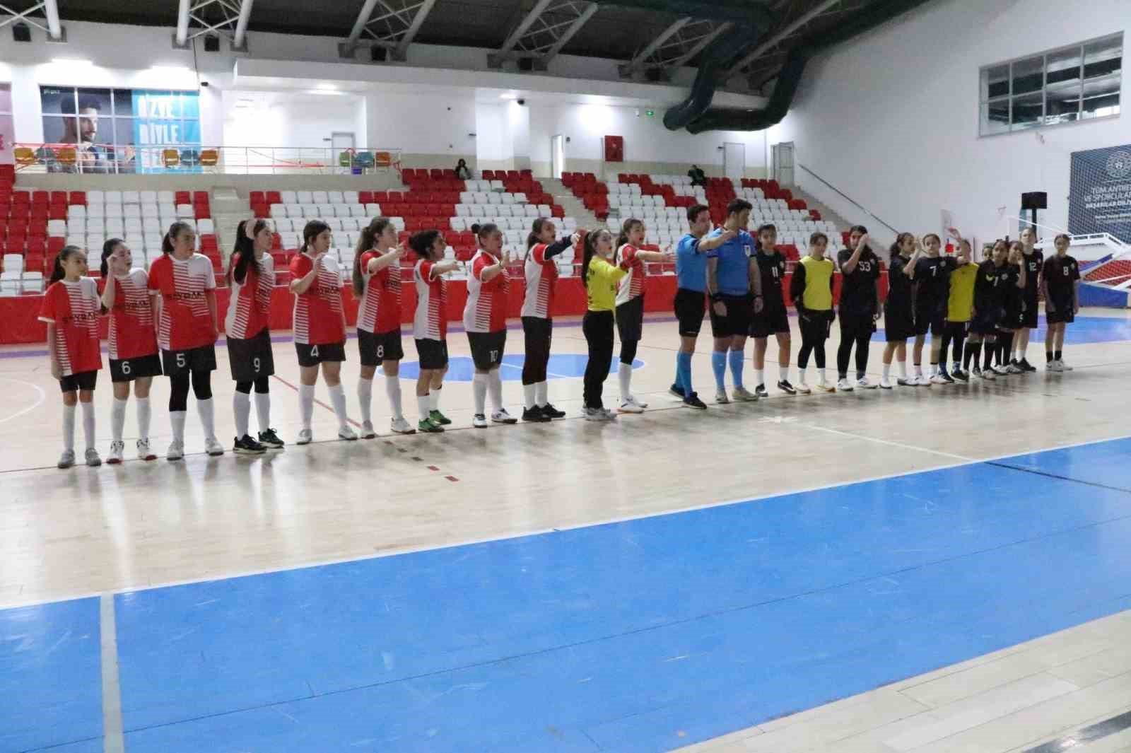 Kaymakam Öztürk, Yıldız Kızlar Futsal maçını takip etti
