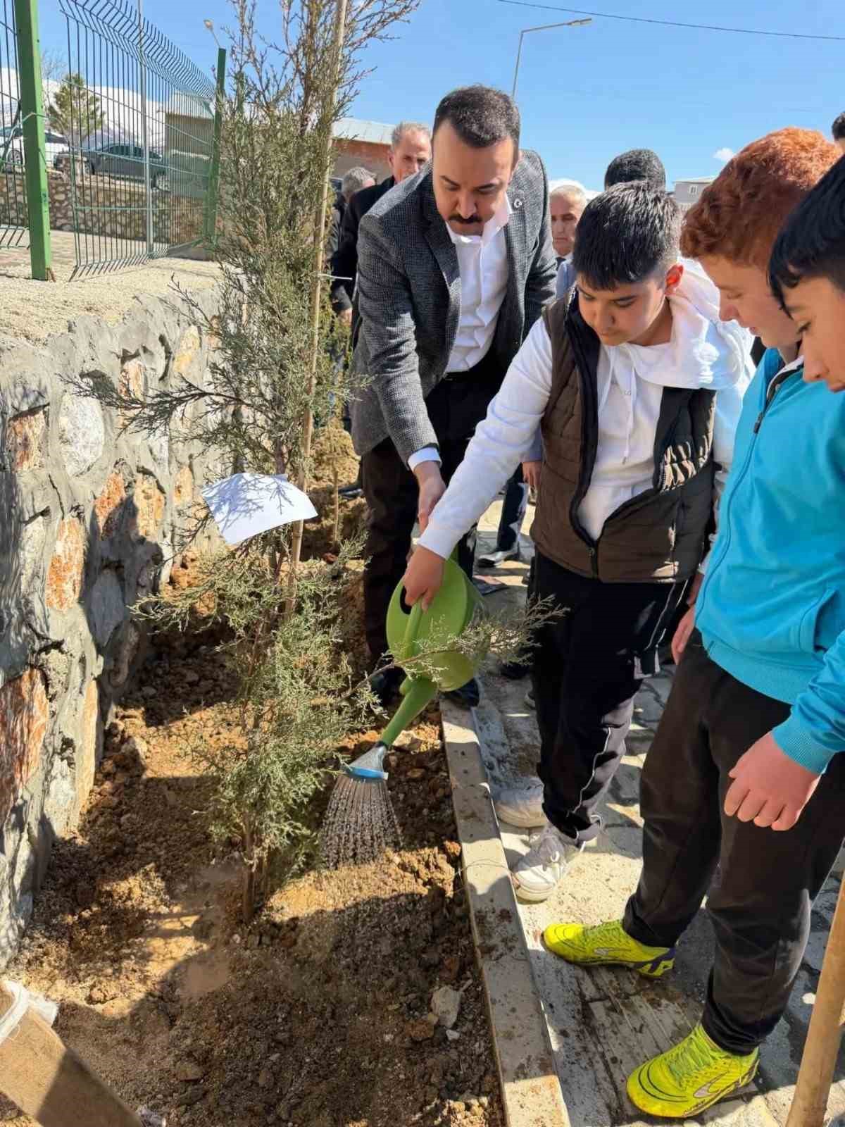 Kaymakam Pelvan öğrencilerle fidan dikti
